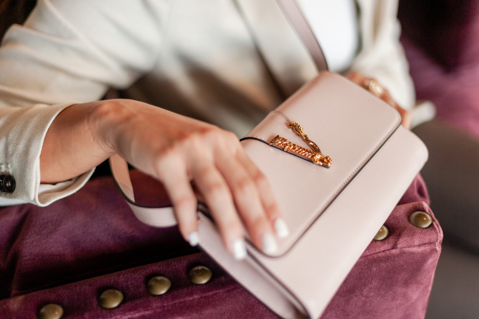 A woman holding onto her purse with the words " fashionista ".